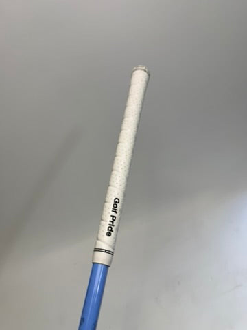 White Golf Pride grip on Fujikura shaft