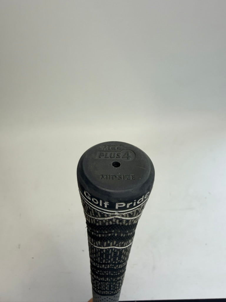 Golf Pride MCC Plus4 midsize grip cap detail