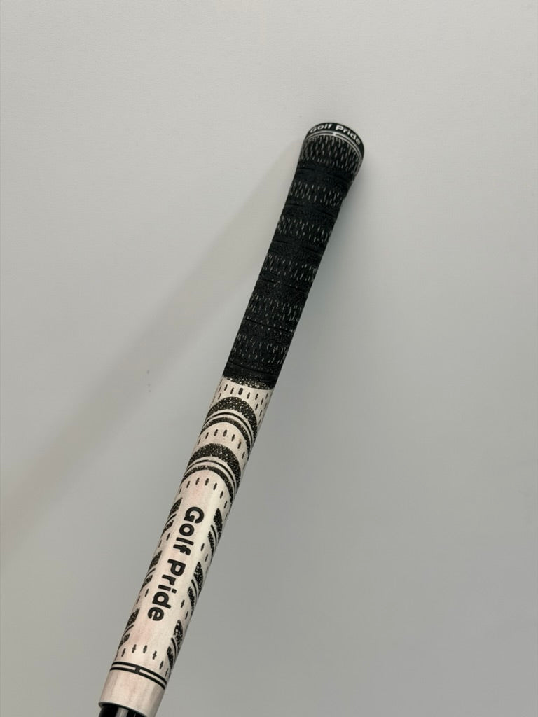 Black and white Golf Pride grip